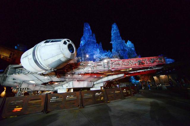 Disneyland Guest Spots UFOs at “Star Wars”: Galaxy's Edge — and