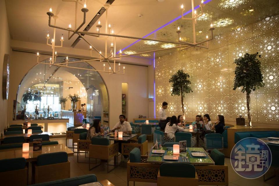 來自黎巴嫩的餐廳「Café Blanc」，滿布星光的用餐空間，非常迷人。