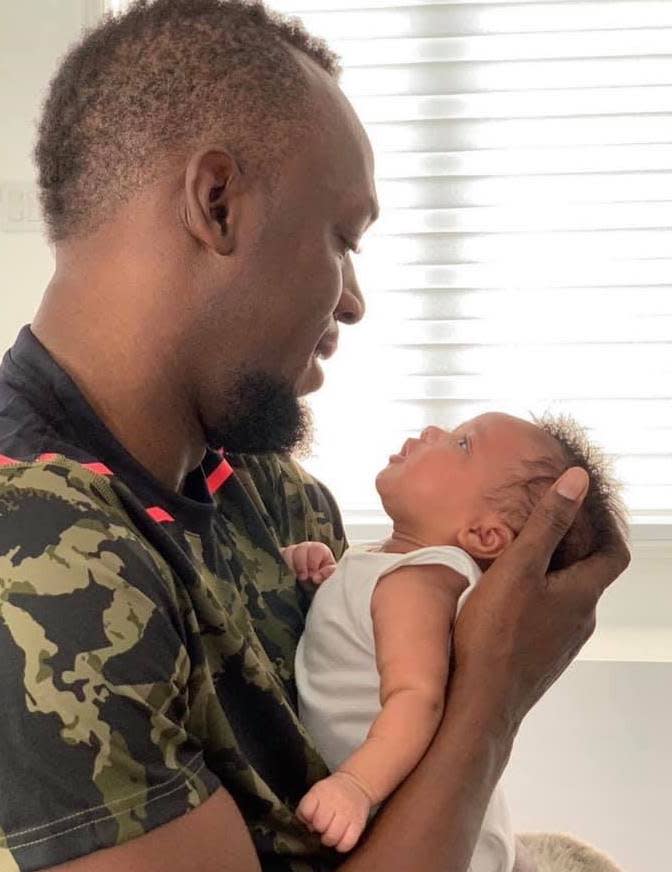 保特生日當天在社交平台發布手抱女兒的照片。 （Photo Credit : Usain Bolt Instagram）