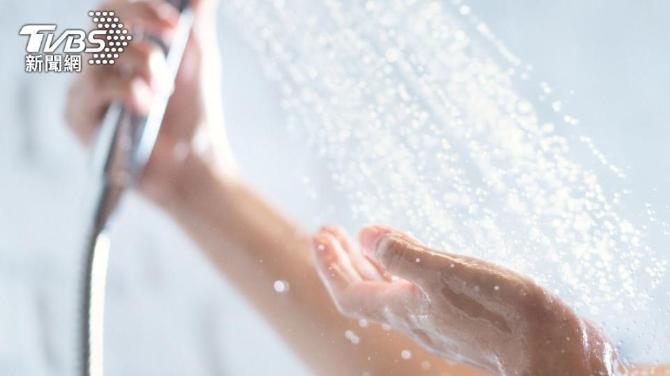 大暑忌冷水洗浴。（示意圖／Shutterstock達志影像） 