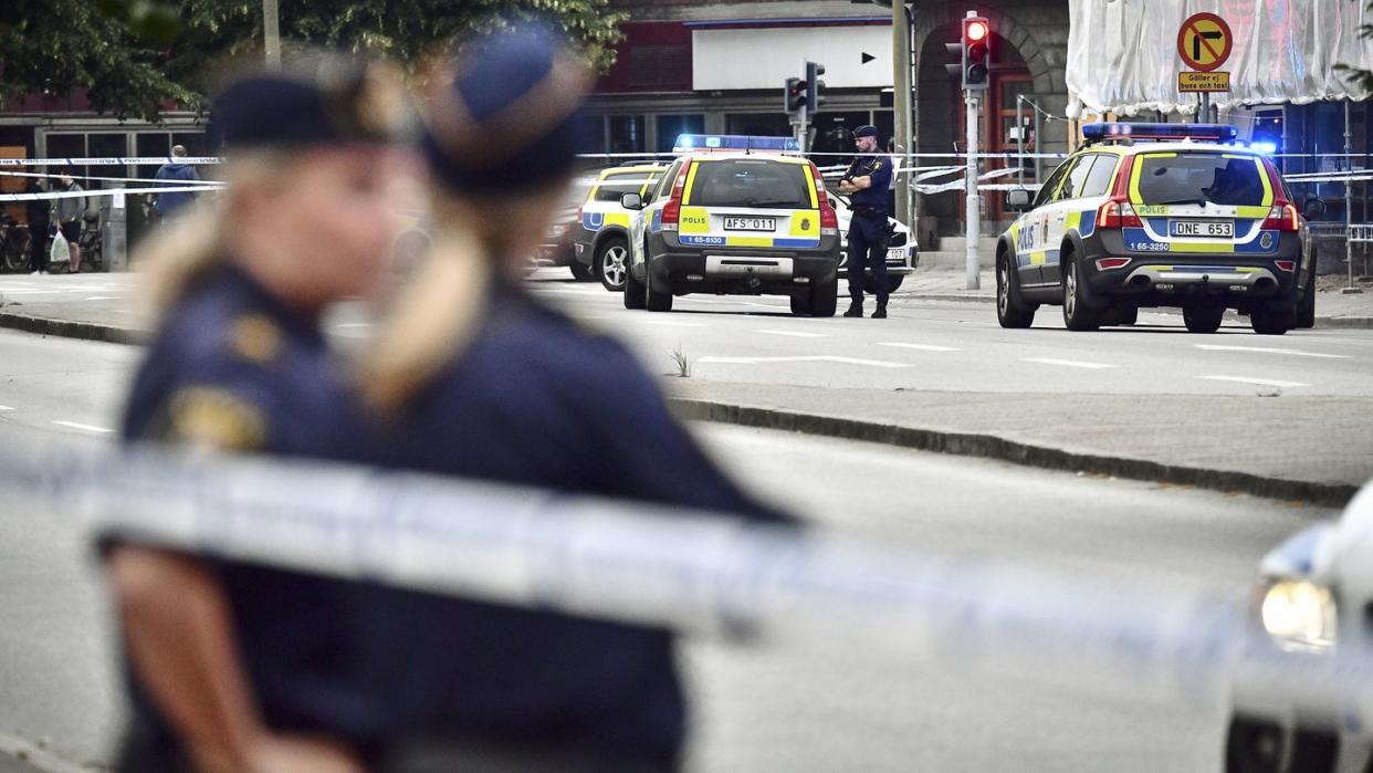 Polizisten sichern eine Straße im schwedischen Malmö. Vor einem Internetcafé ist es zu einer tödlichen Schießerei gekommen. Foto: Johan Nilsson/TT NYHETSBYRÅN