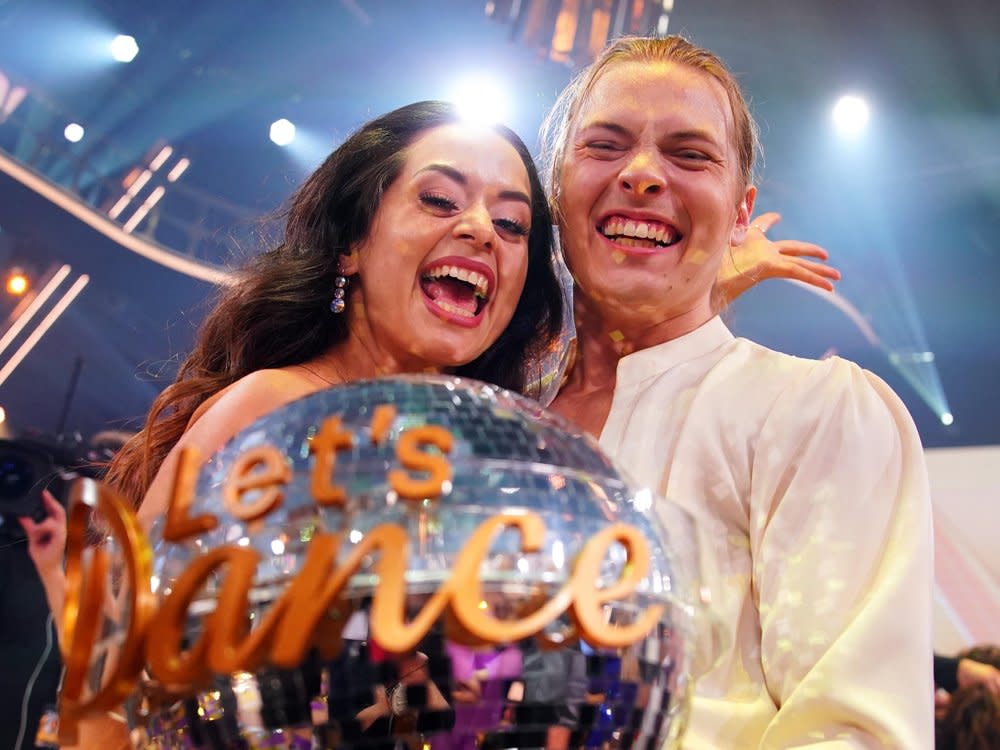 Überglücklich: Gabriel Kelly und Malika Dzumaev nach ihrem Sieg der "Let's Dance"-Staffel 2024. (Bild: RTL/Stefan Gregorowius)