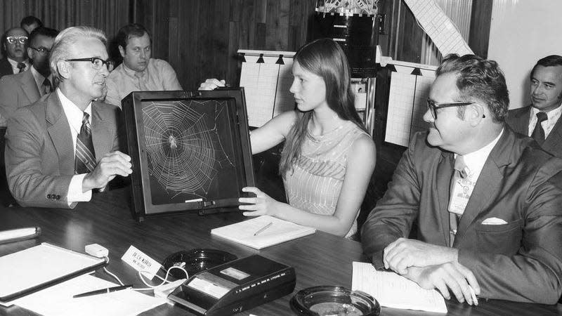 <strong>High school student Judith Miles proposing her Skylab spider web space experiment in 1972.</strong> - Photo: NASA