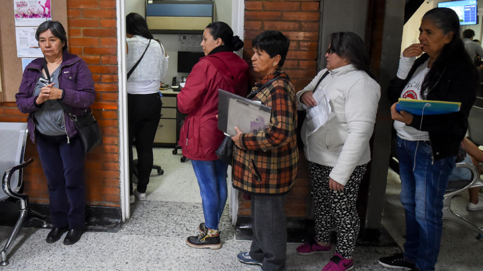 Fila en hospital de Colombia