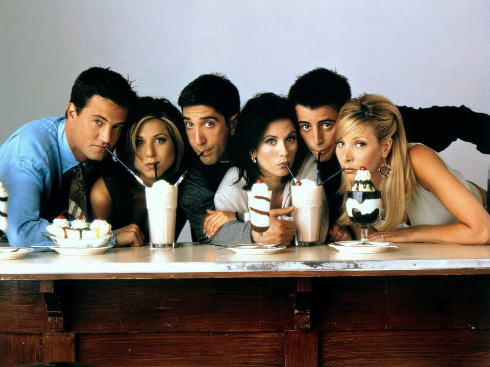 Mit Freunden können Fans bald die Gerichte aus "Friends" nachkochen (Bild: imago images/Mary Evans)