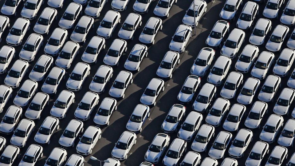 Neuwagen von Porsche auf dem Gelände des Porsche Werks in Leipzig.