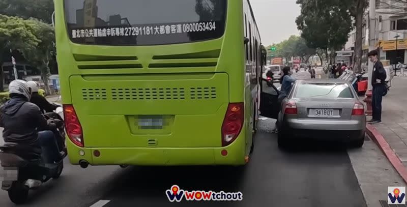 小轎車違停紅線，車門遭公車撞彎。（圖／翻攝自WoWtchout -地圖型行車影像分享平台）