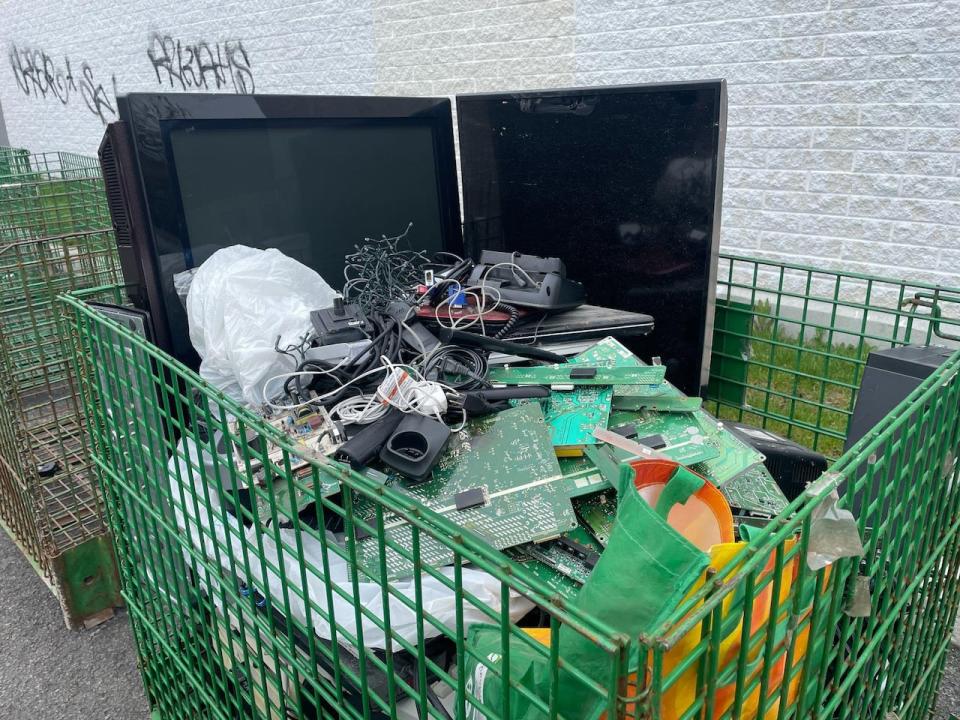 Electronics are among items that should not be thrown in the trash and should instead be taken to an ecocentre to be recycled.