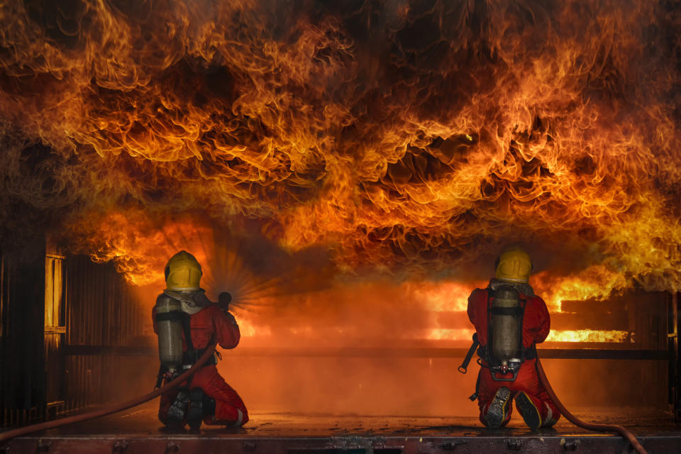 Feuerwehrmänner setzen sich immer wieder einer Verletzungs- und Todesgefahr aus. Zu ihren Einsatzgebieten gehören unter anderem brennende Gebäude und Landschaftsflächen. Hier können sie leicht und schnell den unberechenbaren Flammen zum Opfer fallen. Auch Rauchvergiftung bis hin zu Erstickungen sowie einstürzende Gebäudeteile gehören zu den Risiken ihres Berufs. (Bild: Getty Images)