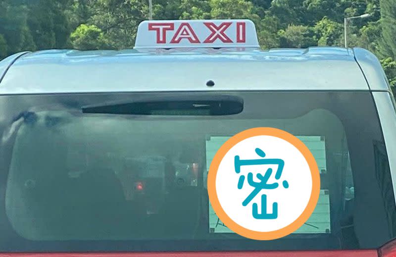 ▲香港一位計程車司機，在後車窗貼出「4字標語」，引發網友熱議。（圖／翻攝自臉書「馬路的事討論區」）