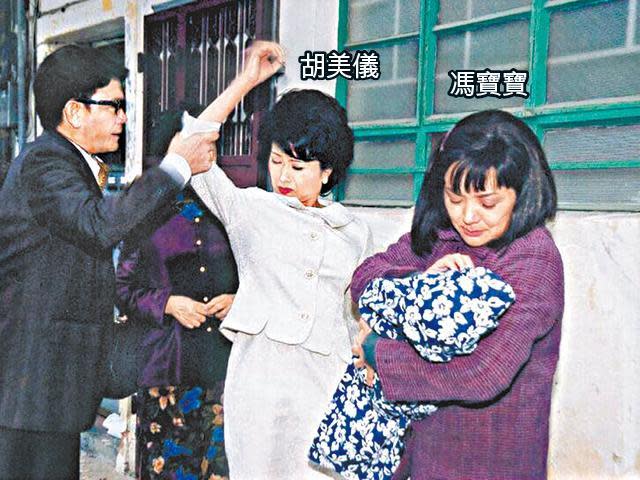 胡美儀曾在不少無綫及亞視劇集演出，03年她在亞視劇《萬家燈火》飾演馮寶寶情敵。劇照