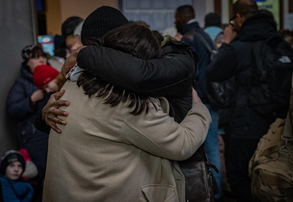 Una pareja se reúne en la estación de Lviv tras huir de la guerra (Bel Trew)