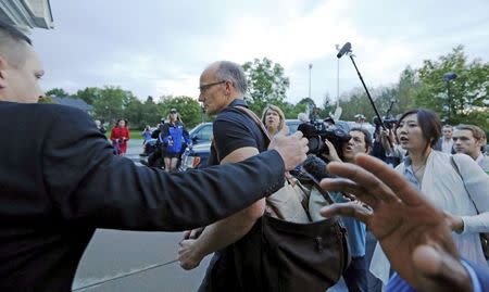 A security guard (L) escorts Walter Palmer (C) arriving at the River Bluff Dental clinic in Bloomington, Minnesota, September 8, 2015. REUTERS/Eric Miller