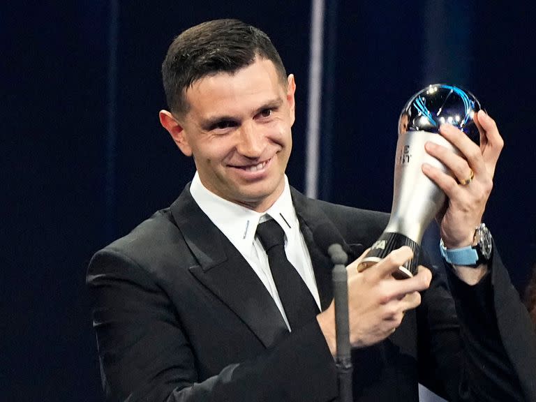 Dibu Martínez es el primer arquero argentino de la historia en ganar el premio The Best; toda la felicidad en su rostro