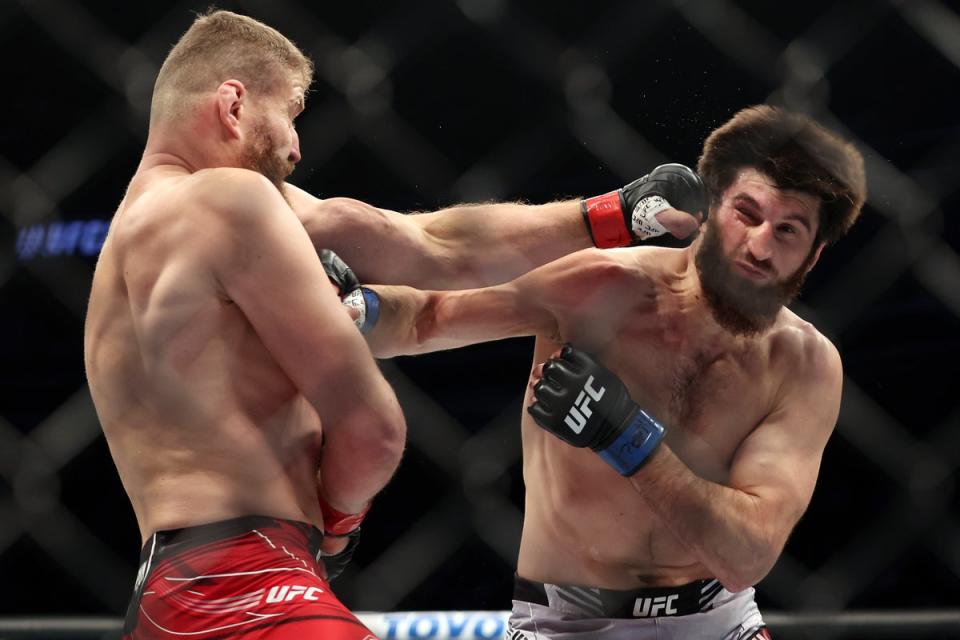 Magomed Ankalaev (right) felt he had done enough to beat Jan Blachowicz and become champion (Getty Images)