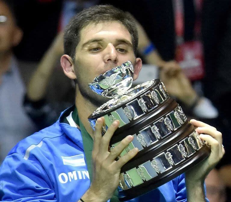 Federico Delbonis besando la réplica de la Copa Davis: fue el ganador del histórico quinto punto argentino en la final de 2016 ante Croacia, en Zagreb