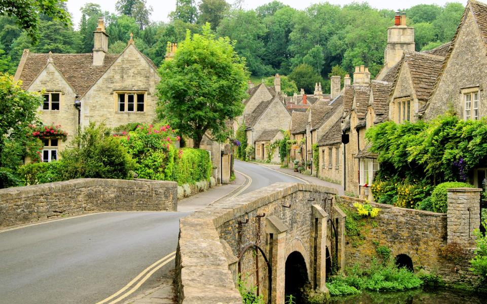 The cotswolds is heart-tuggingly beautiful, with honey-stone villages and manor houses juxtaposed by rolling hills - jenifoto