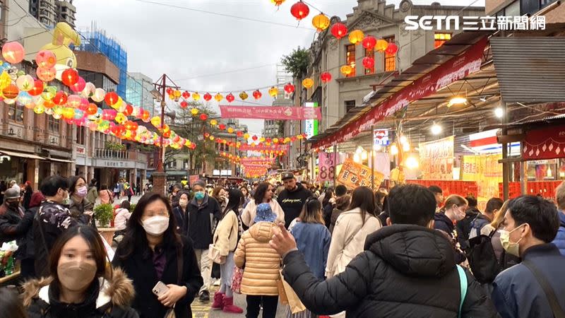 迪化街在農曆過年前後化身年貨大街，擠滿人潮。（示意圖／記者戴玉翔攝影）