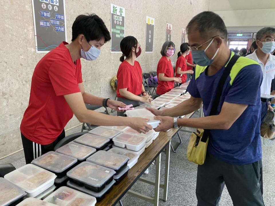 南市環保局宣導不提供免洗餐具、包裝飲用水及一次用飲料杯，一月實施迄今，減少約廿四萬瓶包裝飲用水。（環保局提供）