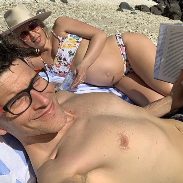 A photo of Osher Günsberg and his pregnant wife Audrey Griffen at the beach.