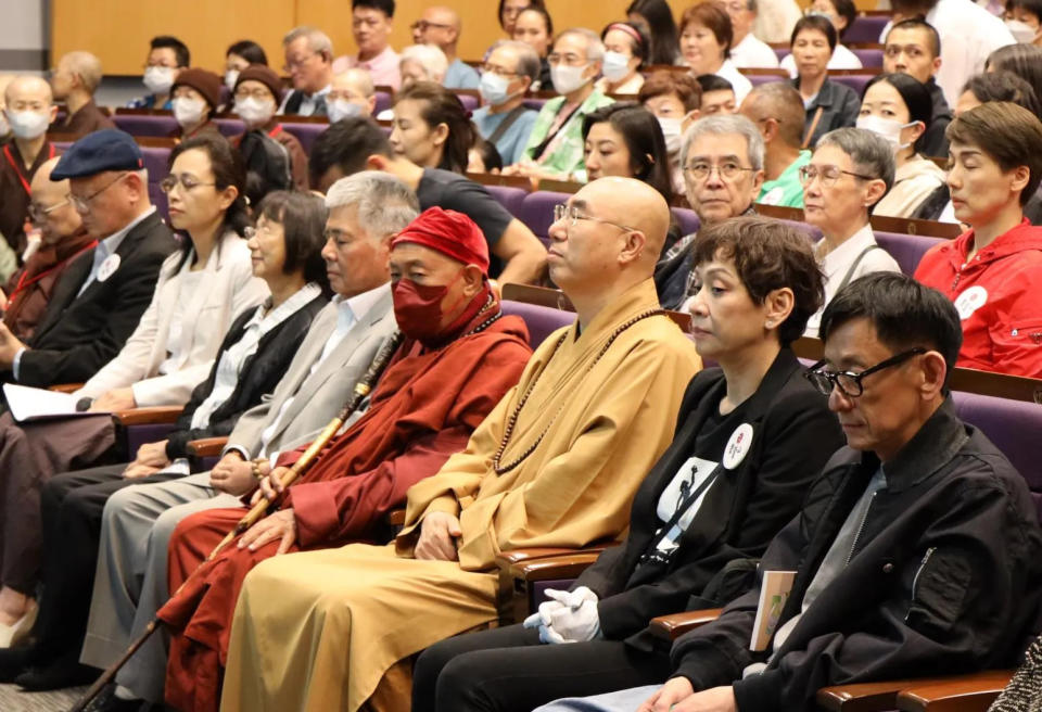 心道法師香港大學演講「用靈性的智慧愛生態」震撼香江。圖右 知名女藝人余安安 <br>（演東方不敗的正牌女友 詩詩）。（圖／《靈鷲山佛教教團》提供）