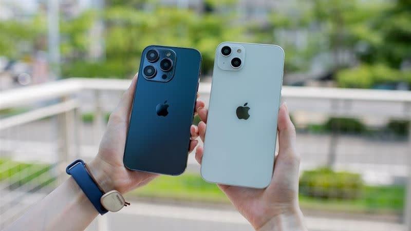  iPhone 突然變很卡、運作很慢，官方曝3設定可改善。（圖／資料照）