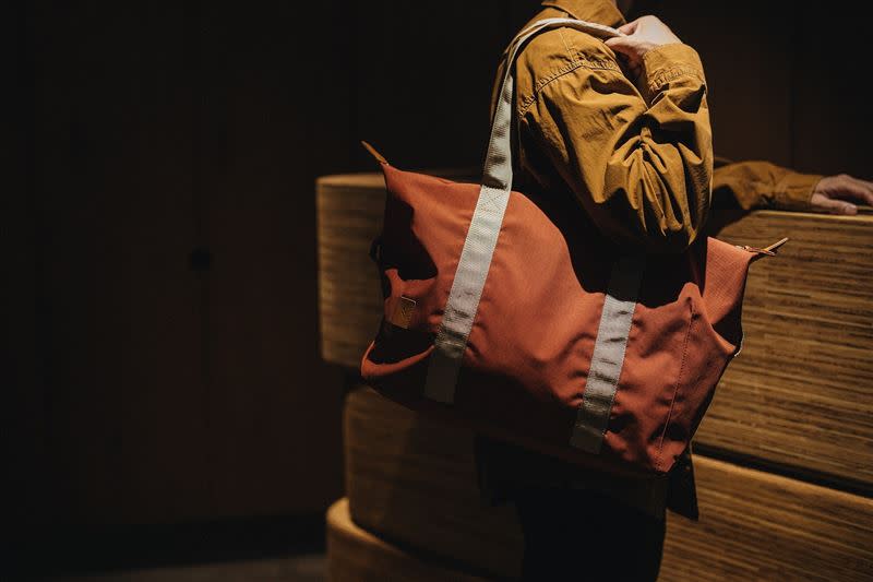 新品Weekender旅行袋於本季再推出新色「赤陶色」。（圖／品牌業者提供）