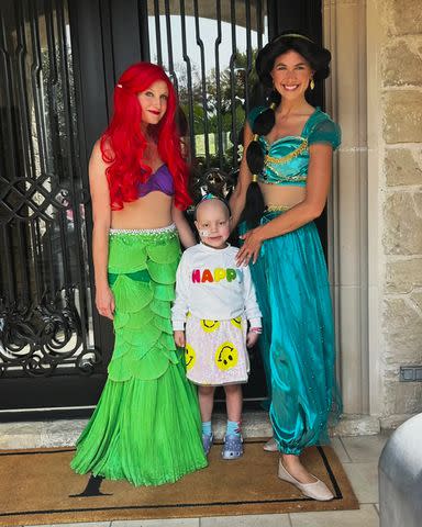 <p>Gunnar Peterson/Instagram</p> Gunnar Peterson's daughter Monroe gets a surprise from princesses Ariel and Jasmine.