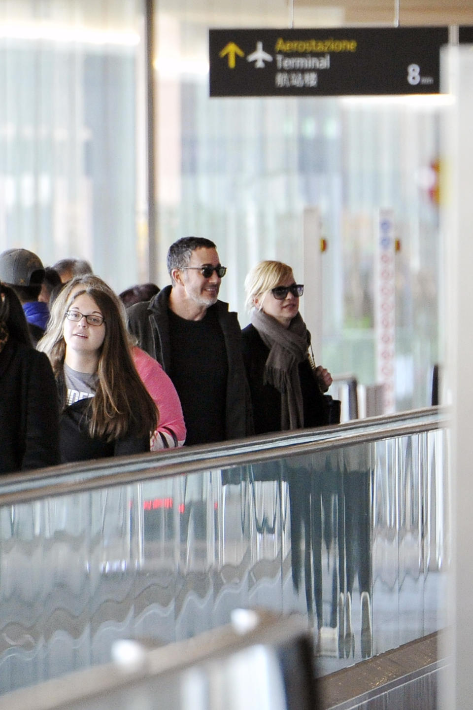 Anna Faris and Michael Barrett arriving in Italy. (Photo: Splash News)