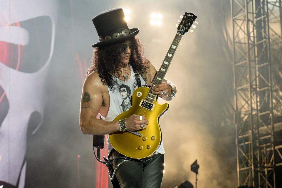 Slash from GnR plays guitar live