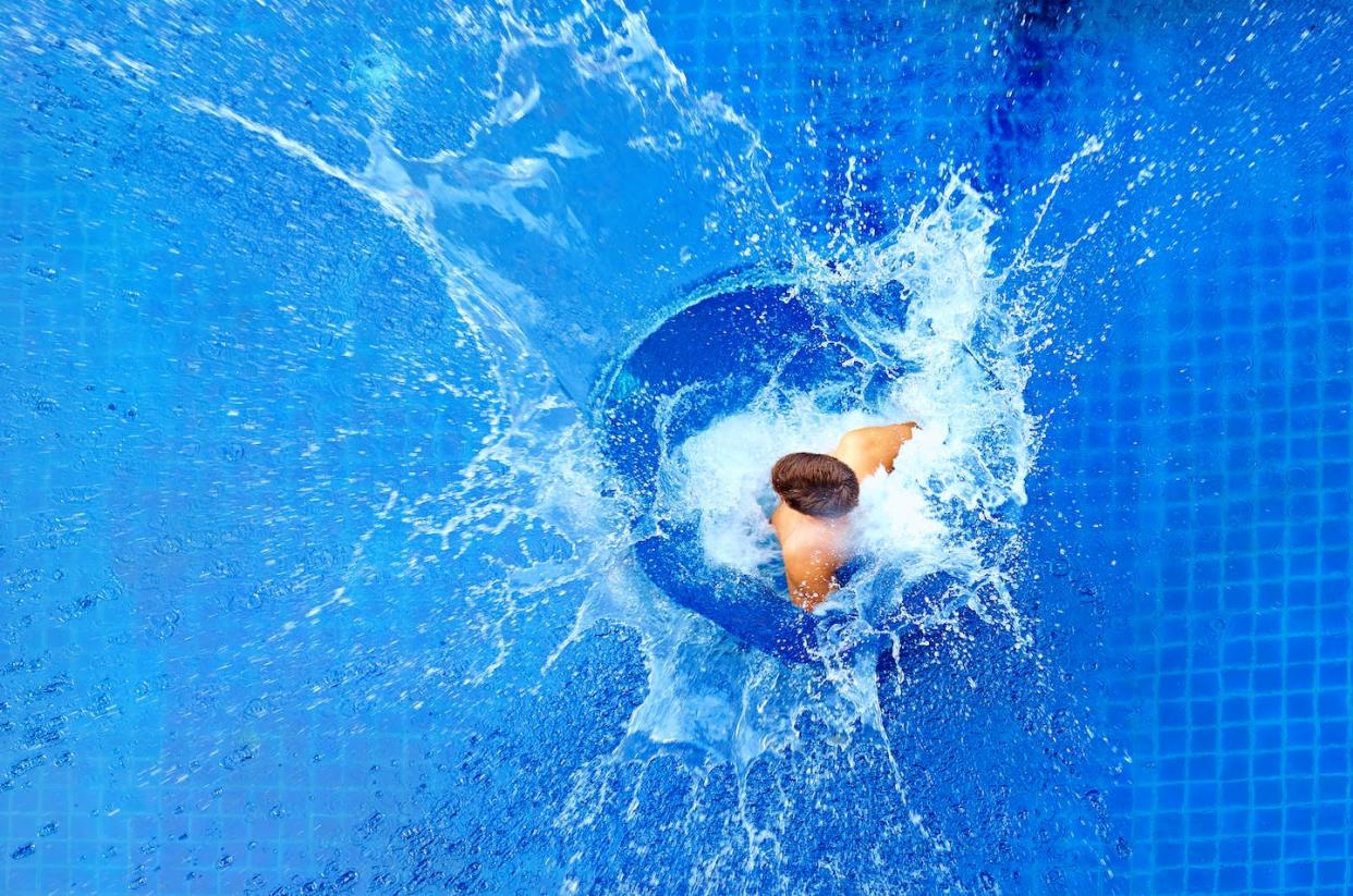 <a href="https://www.shutterstock.com/es/image-photo/man-jumping-pool-huge-splash-239533282" rel="nofollow noopener" target="_blank" data-ylk="slk:Olesia Bilkei/Shutterstock;elm:context_link;itc:0;sec:content-canvas" class="link ">Olesia Bilkei/Shutterstock</a>