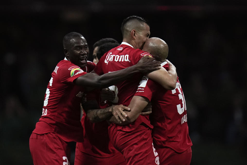 Jorge Torres (centro) del Toluca, festeja con sus compañeros el primer gol de su equipo ante el América en la vuelta de las semifinales de l Liga MX, el sábado 22 de octubre de 2022 (AP Foto/Eduardo Verdugo)