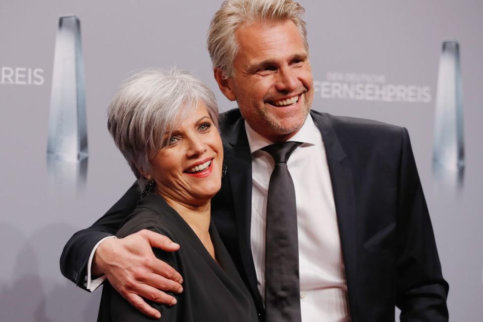 Birgit Schrowange posiert stolz mit ihrem Freund Frank Spothelfer auf dem roten Teppich beim Deutschen Fernsehpreis. Die Moderatorin will endlich zu ihrem Alter stehen - und sieht mit 62 und grauem Haar klasse aus. (Bild: Andreas Rentz/Getty Images)