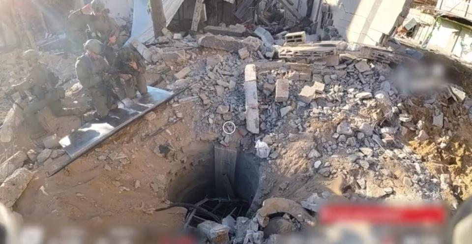  以色列公布影片，描述巴勒斯坦武裝分子在西法醫院院區下方所挖掘的一條綿延55公尺長的地道。 圖：翻攝X（前推特） 