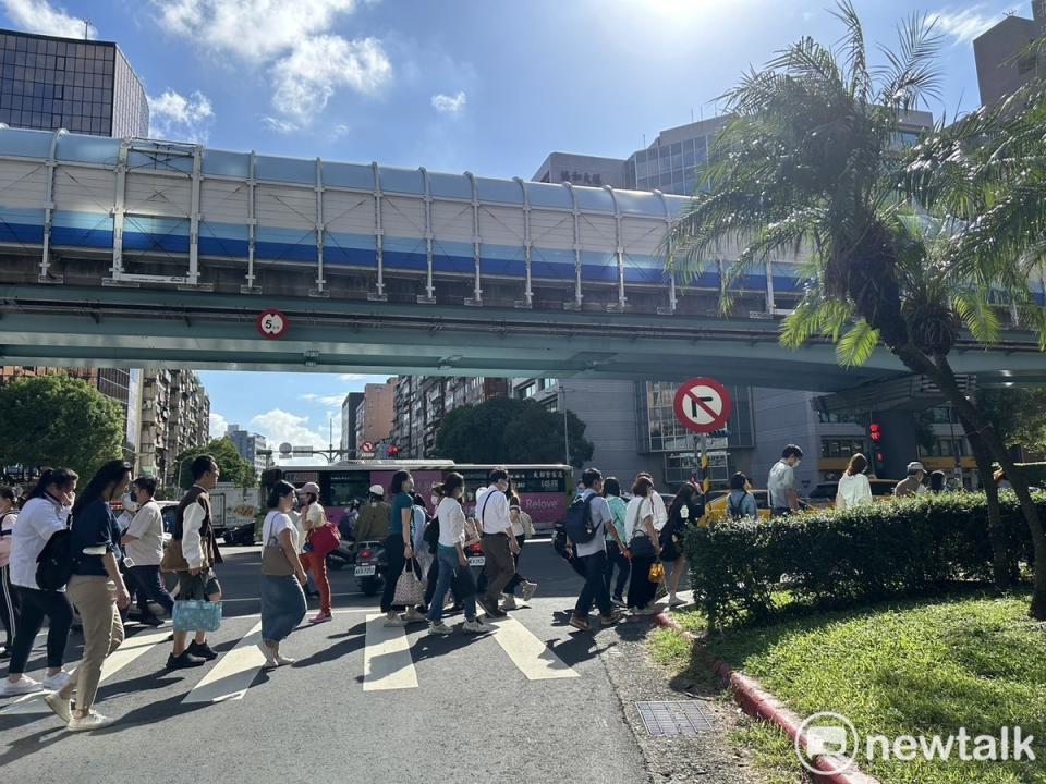 各地天氣高溫炎熱，高溫飆破38度。   圖：林岑韋／攝（資料照）