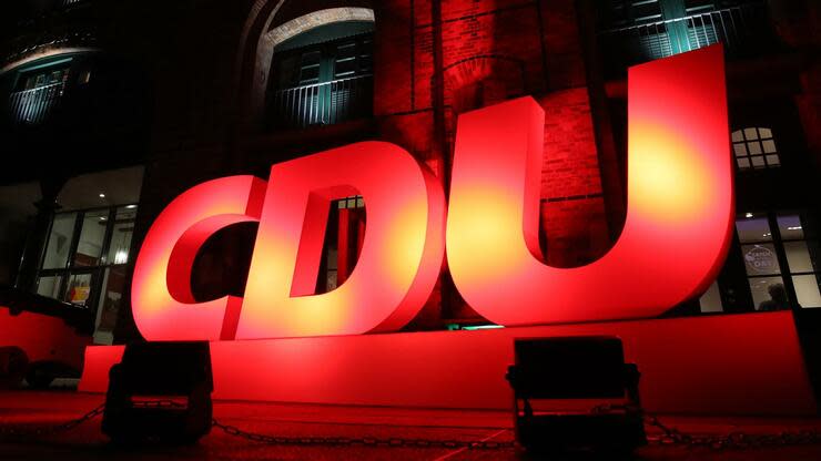 17.01.2020, Hamburg: Ein angestrahltes Logo der Partei ist vor Beginn der Jahresanfangs-Klausur des CDU-Vorstands vor dem Internationalen Maritimen Museum, dem Tagungsort, zu sehen. Foto: Christian Charisius/dpa +++ dpa-Bildfunk +++ Foto: dpa