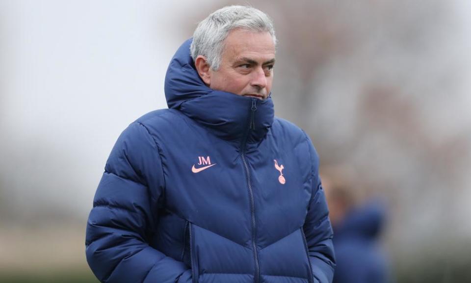 José Mourinho oversees Tottenham training