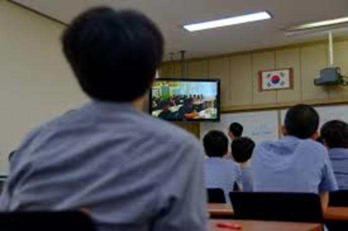 韓國人學習壓力大，13歲開始就得開始準備大學聯考。（photo by Osan Air Base under CC license）