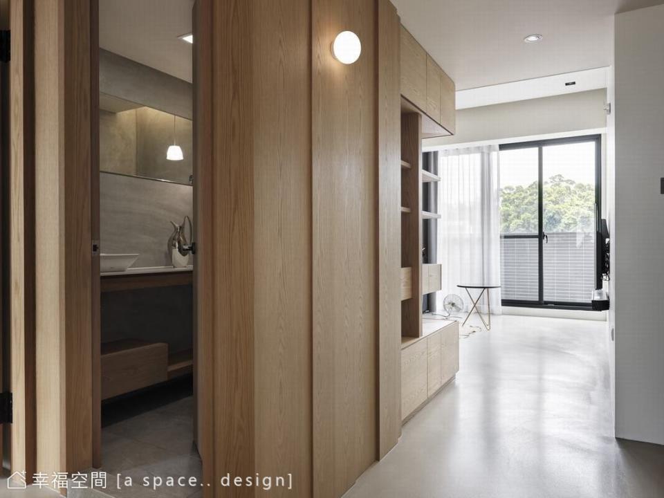 a space.. design以簡約牆體導引流暢動線，穿插隱藏門片與寬敞廊道，讓空間兀自表述機能。