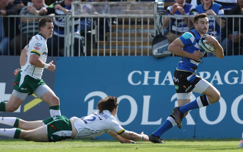 Will Muir of Bath Rugby scores their side's third try whilst evading Benhard Janse van Rensburg of London Irish during the Gallagher Premiership Rugby match between Bath Rugby and London Irish at The Recreation Ground - Ryan Hiscott/Getty Images