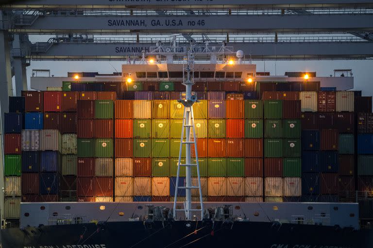 Productos electrónicos, autos o juguetes están guardados en contenedores de buques cargueros que no llegan a puerto o a la espera de conseguir un espacio para el transporte marítimo; sucede en la mayoría de los países con salida al mar