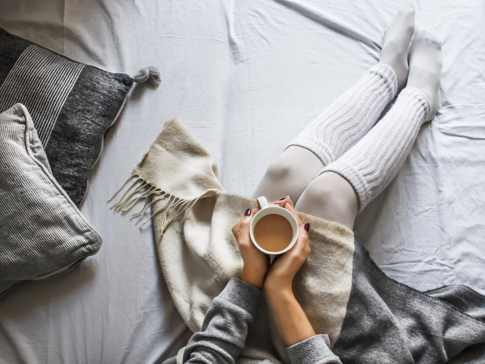 Im Herbst ist die Couch oft der Lieblingsort – unverzichtbar: eine Kuscheldecke (Symbolbild: Getty Images)