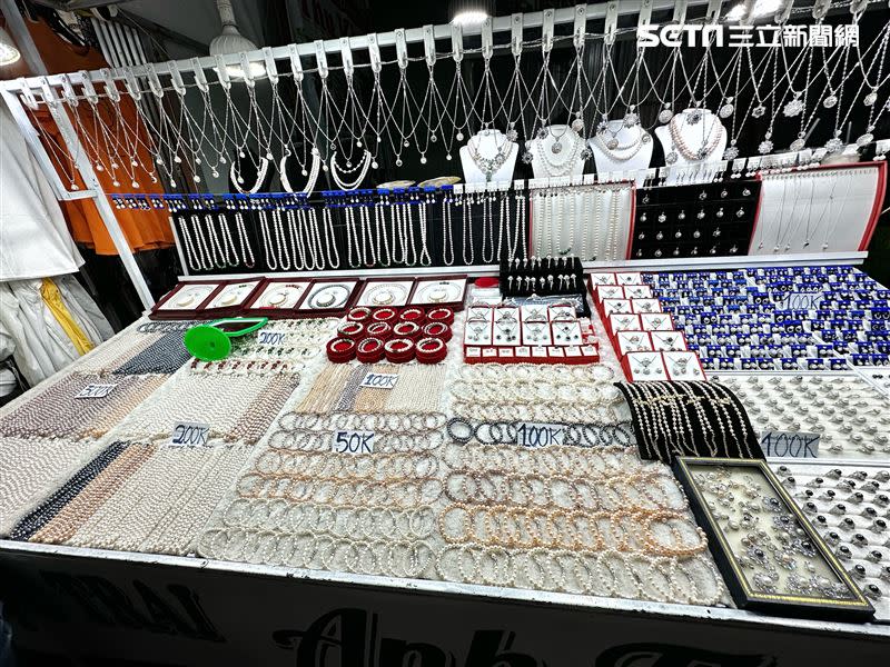 富國島盛產珍珠，又被稱為「珍珠島」，到處都可以看到販售珍珠的攤販。（圖／記者劉沛妘攝影）