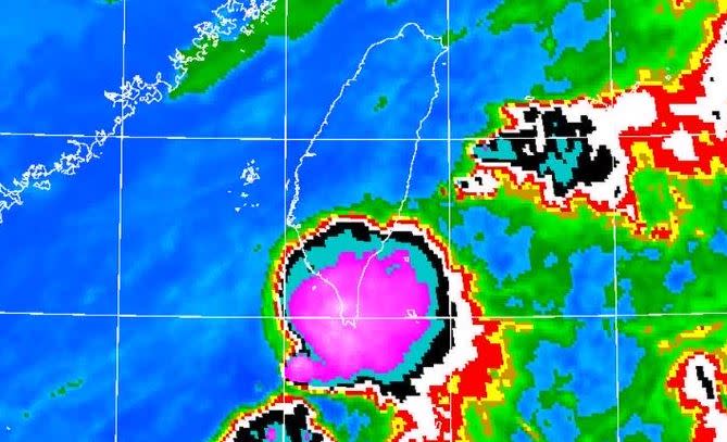 紫色強對流壓境。（圖／翻攝自鄭明典臉書）
