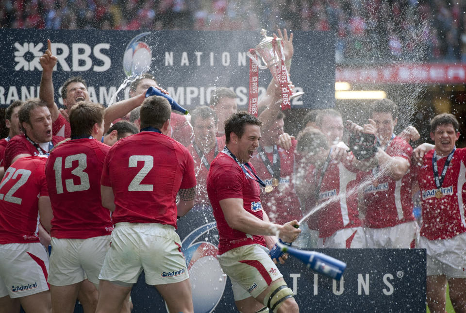 <b>Le Grand Chelem pour le XV du Poireau</b> <p>Le Pays de Galles remporte le Tournoi des VI Nations en réalisant le Grand Chelem (cinq victoires en cinq matchs). Le XV du Poireau n’a fait qu’une bouchée du XV de France (16-9) qui termine pour sa part à la quatrième place avec seulement deux victoires au compteur, face à l’Italie et à l’Ecosse.</p>