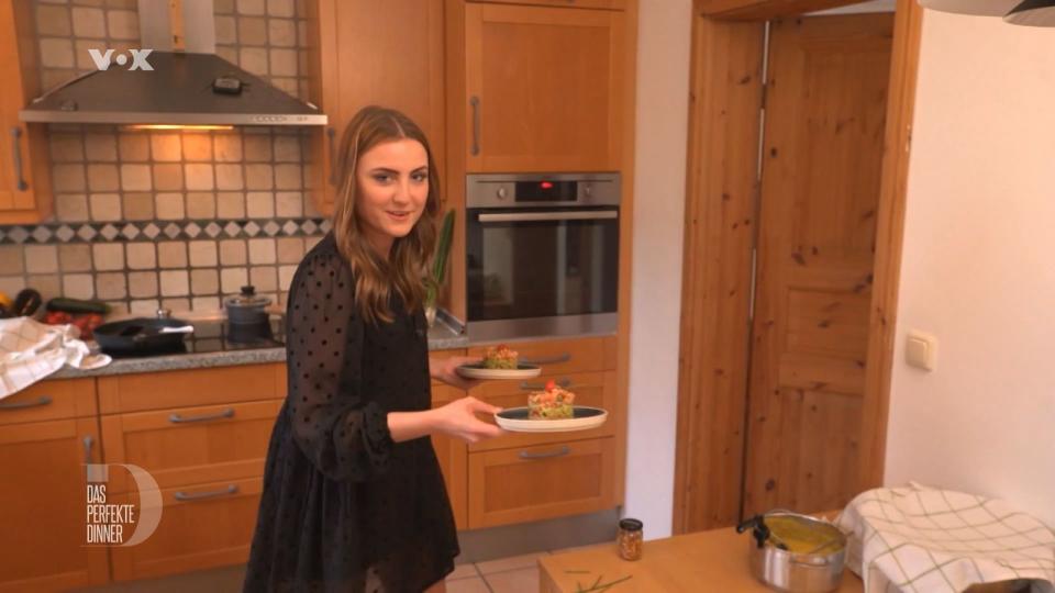 Als Vorspeise türmt Hannah Lachs-Tatar und Guacamole auf ihr selbstgebackenes Brot.
 (Bild: RTL)