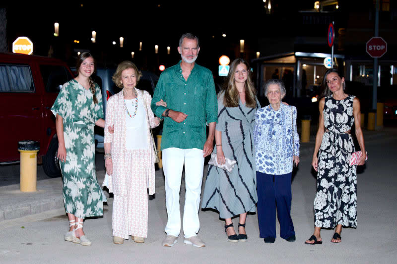 Los Reyes y sus hijas con la reina Sofía y la princesa Irene