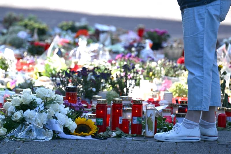 Flowers and candles are seen at the scene of a knife attack at Solingen's city festival. Several people were killed and injured in a knife attack on Friday night at the city festival celebrating the 650th anniversary of the city of Solingen. Federico Gambarini/dpa