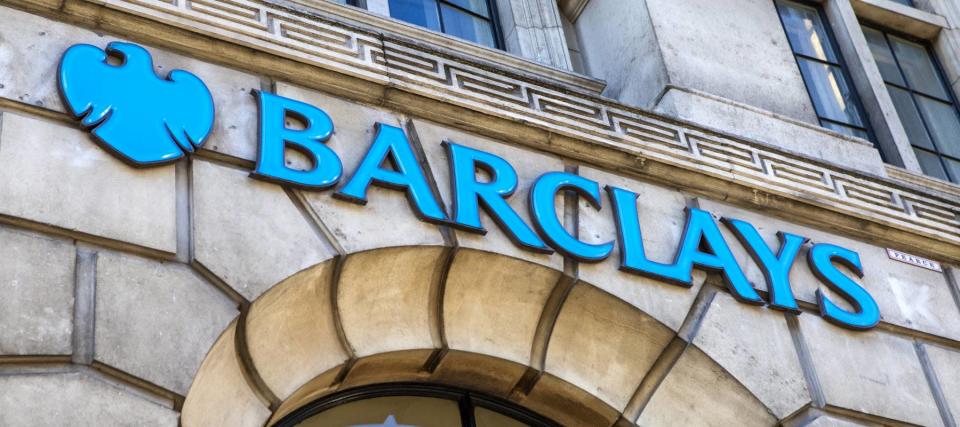 Barclays likes these 3 dividend stocks to beat the S&amp;P 500 in 2022 &#x002014; if you&#39;re looking for passive income in the new year, snag yields as high as 10.1%