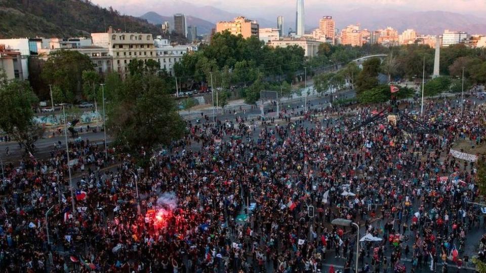 Y desde temprano miles de manifestantes empezaron a congregarse en sitios emblemáticos de esa ola de protestas, como la Plaza Italia -también llamada Plaza Dignidad- de la capital, Santiago.